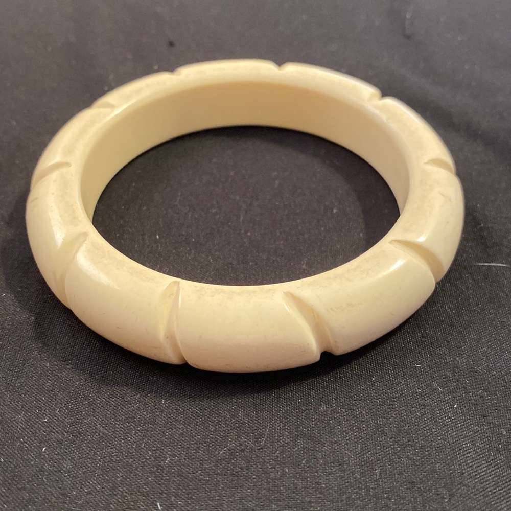 Scalloped Eggshell Bangle
